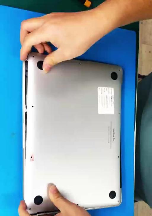 苹果电脑开合很紧开不了机的解决方法（轻松解决苹果电脑开合过紧无法开机的困扰）